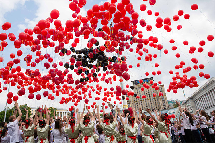 ‘Flower of Remembrance’ children flashmob. Kyiv
