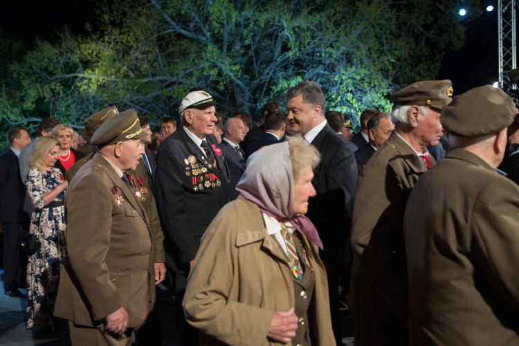 У 2014-му році, коли Україна вперше приєдналася до європейської традиції відзначення Дня пам'яті та примирення, гасло пам'ятних днів було "Ніколи знову". 