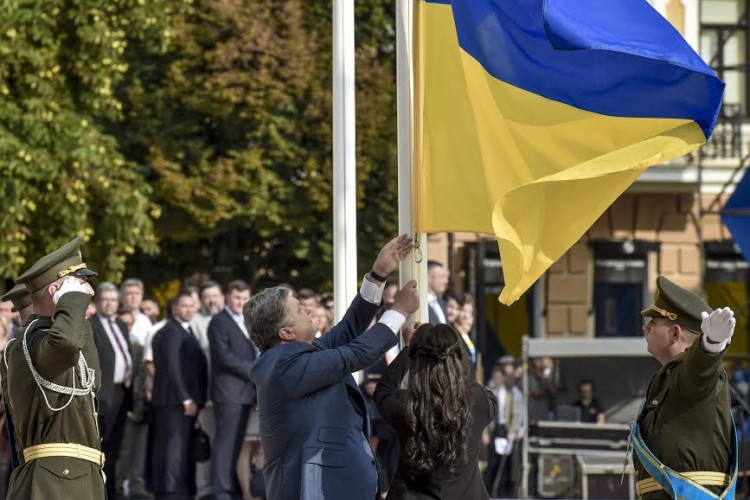 President Petro Poroshenko took part in the solemn ceremony of raising the National Flag of Ukraine at Sofiyivska Square. The President was raising the National Flag of Ukraine along with Mariya - the daughter of the Hero of Ukraine Volodymyr Rybak.